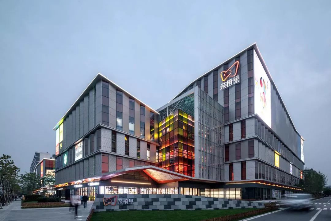 嘉曼服饰回应线上产品价格上调 谈传统百货业态未来